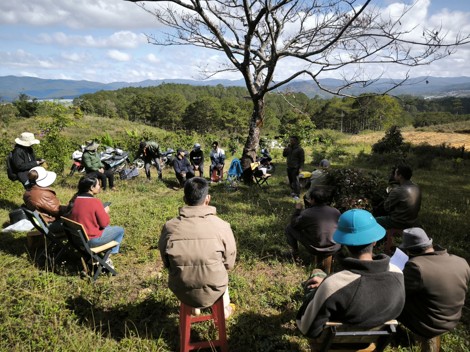 Nông dân địa phương vùng K’Ho trao đổi kiến ​​thức về các phương pháp canh tác hữu cơ và sức khỏe đất trong một trang trại cà phê bền vững.
